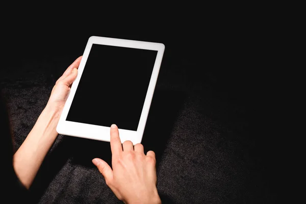 Vue recadrée de la femme tenant tablette numérique avec écran blanc sur tissu de velours noir — Photo de stock