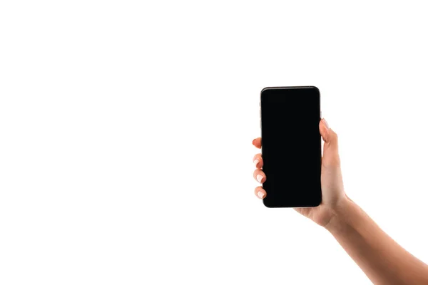 Vista recortada de la mujer sosteniendo teléfono inteligente con pantalla en blanco aislado en blanco - foto de stock