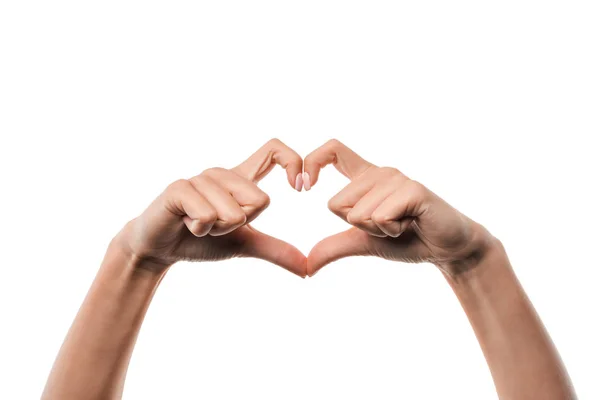 Vista recortada de la mujer que muestra el signo de la forma del corazón con los dedos aislados en blanco - foto de stock