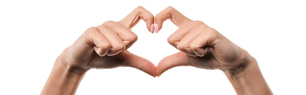 Tiro panorâmico de mulher mostrando sinal de forma de coração com os dedos isolados em branco — Fotografia de Stock