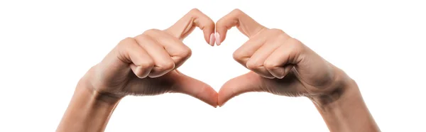 Prise de vue panoramique de la femme montrant un signe en forme de coeur avec les doigts isolés sur blanc — Photo de stock