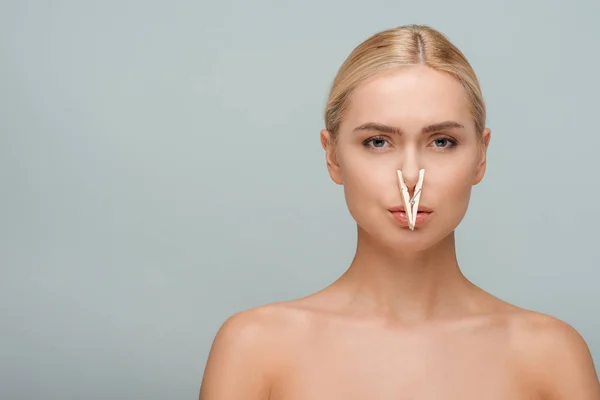 Belle et nue jeune femme avec broche en bois sur le nez isolé sur gris — Photo de stock