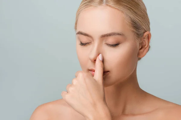 Attractive naked woman touching nose isolated on grey — Stock Photo