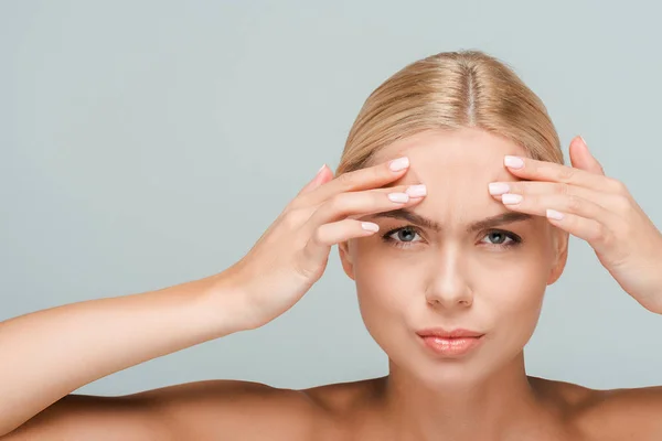 Junge und nackte Frau berührt Stirn isoliert auf grau — Stockfoto