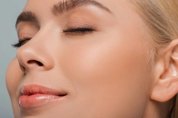 Primer plano de mujer atractiva con los ojos cerrados - foto de stock