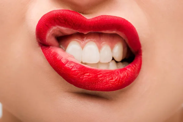 Vista recortada de mujer joven emocional con lápiz labial rojo - foto de stock