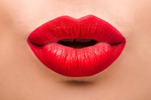 Nahaufnahme einer Frau mit rotem Lippenstift — Stockfoto