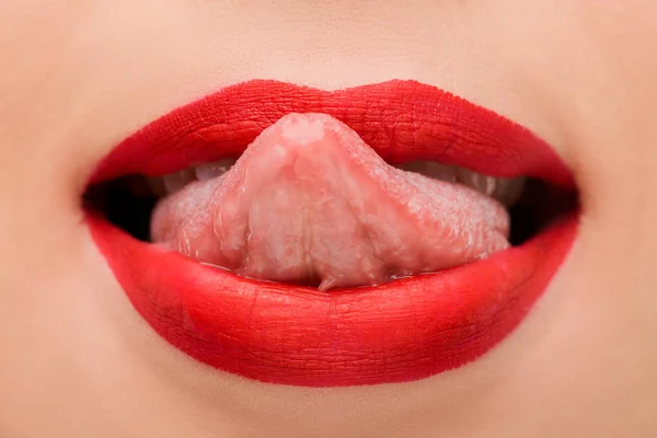 Recortado vista de chica con labios lápiz labial rojo lamiendo aislado en blanco - foto de stock