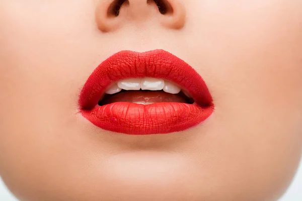 Vue recadrée de jeune femme avec rouge à lèvres rouge — Photo de stock