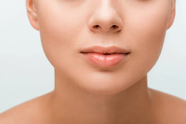 Vue recadrée de jeune femme avec gloss lèvres sur lèvres isolées sur blanc — Photo de stock