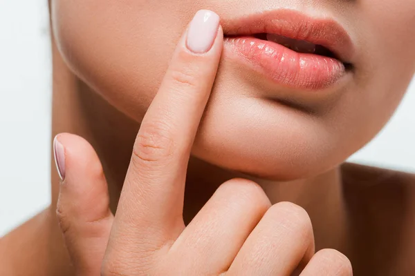 Vista cortada da mulher apontando com o dedo no rosto isolado no branco — Fotografia de Stock
