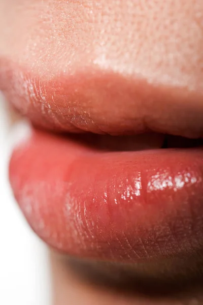 Primer plano de labios brillantes con brillo de labios - foto de stock