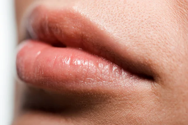 Nahaufnahme von Mädchen mit glänzendem Lipgloss auf den Lippen — Stockfoto