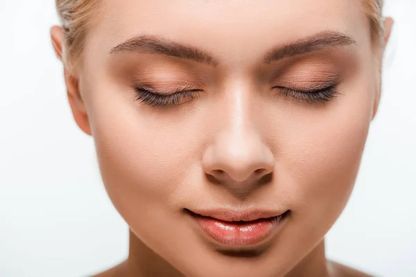 Mulher atraente com olhos fechados isolados em branco — Fotografia de Stock