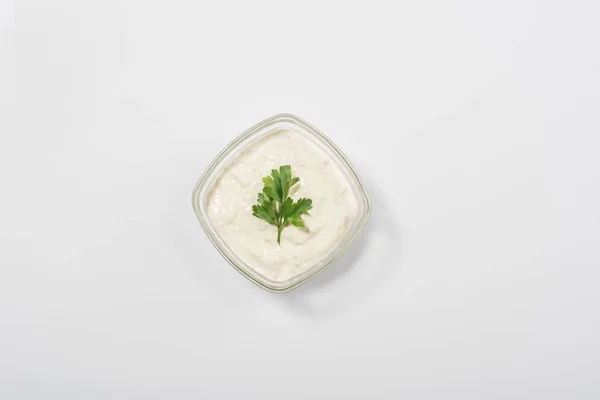 Vue du dessus de la sauce grecque traditionnelle tzatziki sur fond blanc — Photo de stock