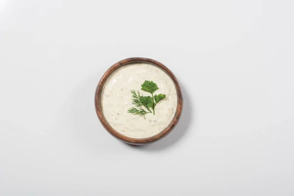 Vue du dessus de la sauce tzatziki maison dans un bol en bois sur fond blanc — Photo de stock