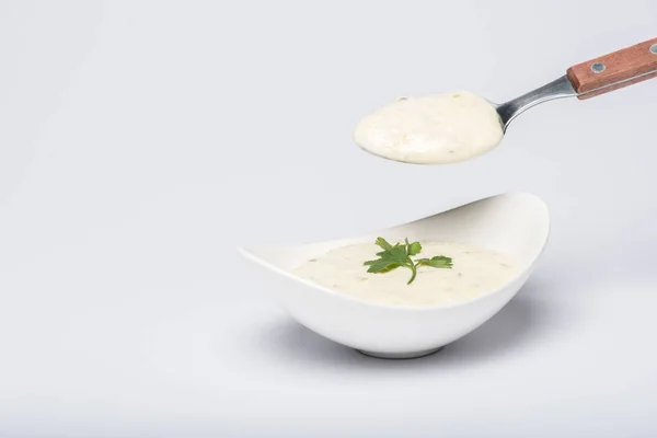 Molho tzatziki caseiro com colher no fundo branco — Fotografia de Stock