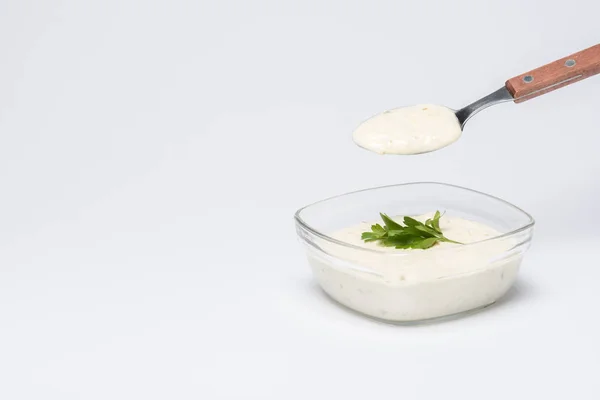 Traditionelle griechische Tzatziki-Sauce mit Löffel auf weißem Hintergrund — Stockfoto