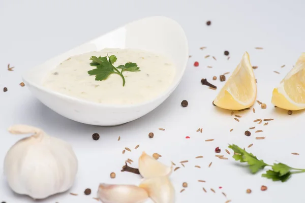 Deliziosa salsa tzatziki con aglio, limone e spezie su sfondo bianco — Foto stock