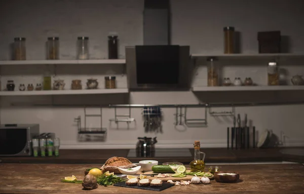 Sauce Tzatziki avec des ingrédients frais sur la table de cuisine — Photo de stock