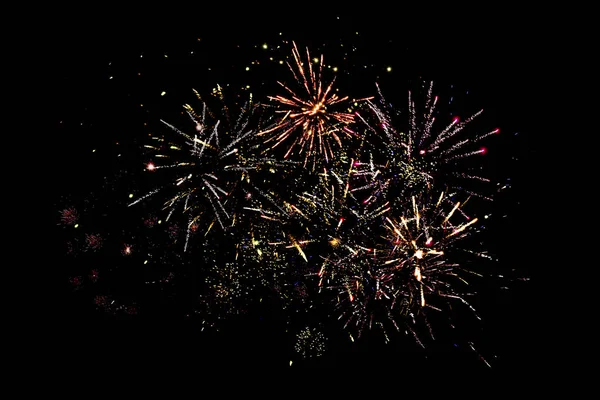 Tradizionali fuochi d'artificio festivi nel buio cielo notturno, isolati sul nero — Foto stock
