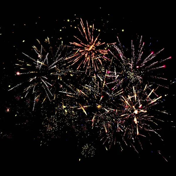 Feux d'artifice traditionnels de fête dans le ciel nocturne, isolé sur noir — Photo de stock