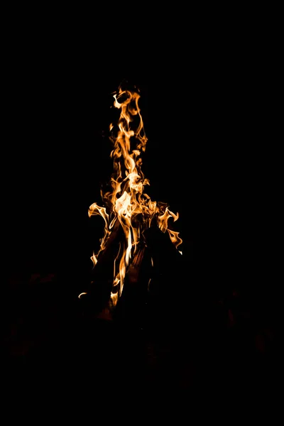 Grumes brûlant dans le feu de camp isolé sur noir — Photo de stock