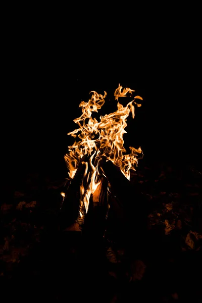 Flamme dans le feu de camp dans les ténèbres dans la nuit — Photo de stock