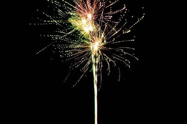 Feux d'artifice de fête rouge et vert dans le ciel nocturne, isolé sur noir — Photo de stock