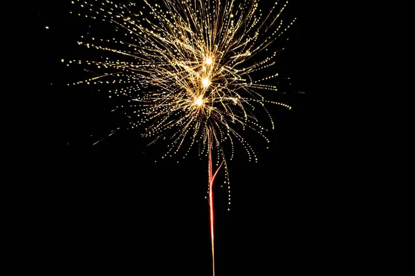 Fuochi d'artificio festivi gialli sulla festa, isolati sul nero — Foto stock