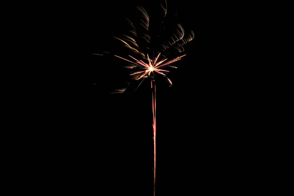 Fuochi d'artificio festivi rossi sulla festa, isolati sul nero — Foto stock