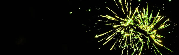 Tiro panorâmico de fogos de artifício festivos verdes em festa, isolados em preto — Fotografia de Stock