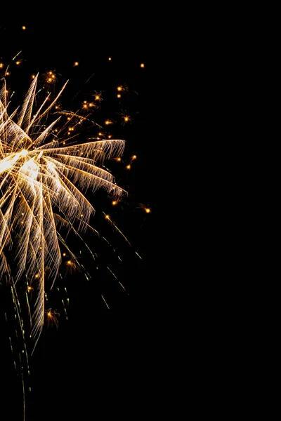 Feux d'artifice de fête dorés sur la fête, isolé sur noir — Photo de stock