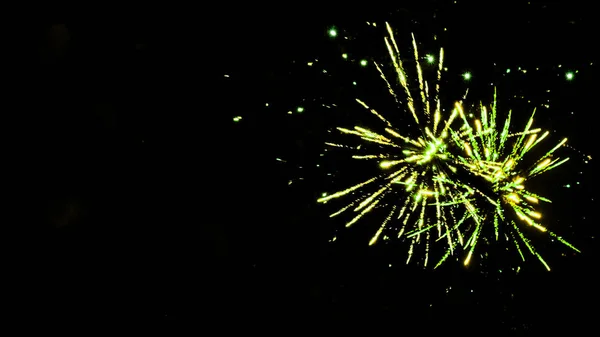 Feux d'artifice verts de fête sur la fête, isolé sur noir — Photo de stock