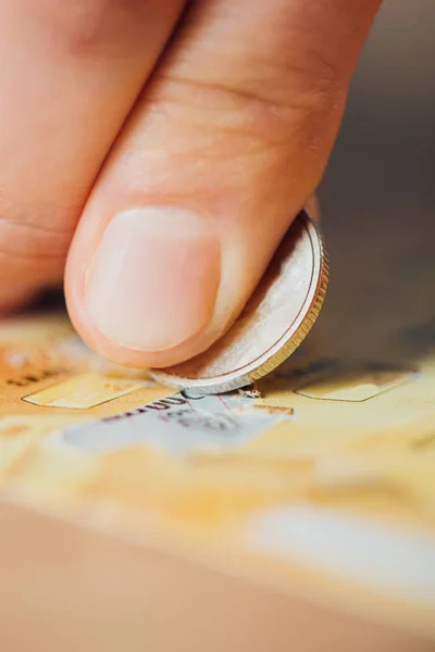 Vista de cerca de la moneda de plata en la mano del jugador rascando billete de lotería - foto de stock