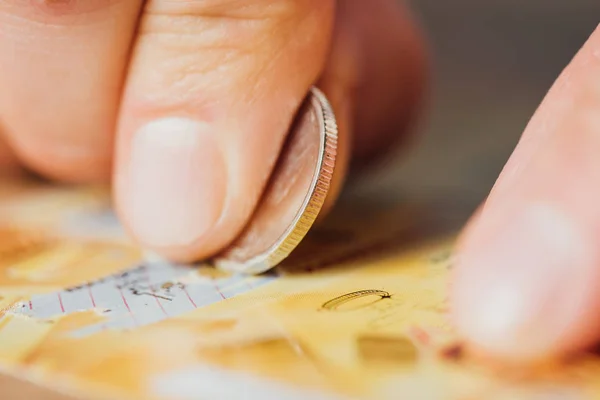 Vista de cerca de la moneda de plata en la mano del jugador rascando billete de lotería - foto de stock