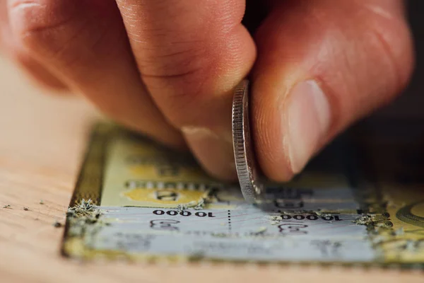 Vista de cerca de la mano del jugador estirar billete de lotería - foto de stock