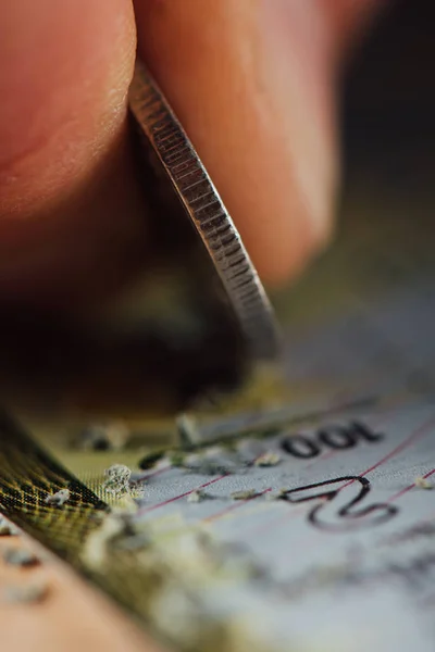 Vista de cerca de la moneda de plata en la mano del jugador rascando la tarjeta de lotería - foto de stock