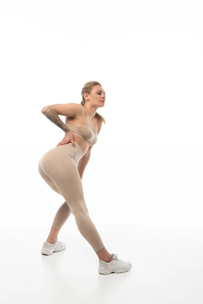 Sexy blonde twerk Tänzerin posiert isoliert auf weiß — Stockfoto