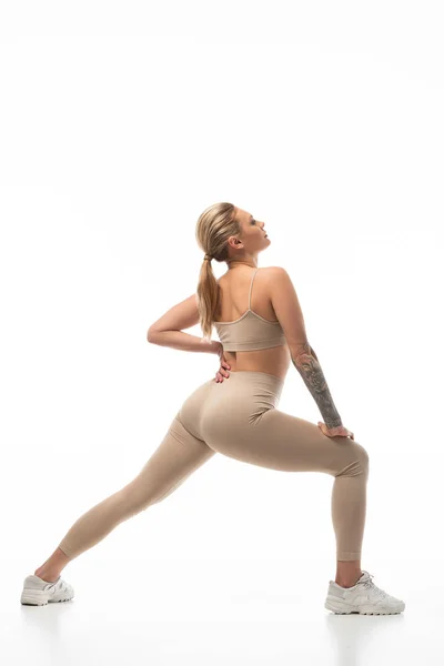 Sexy blonde twerk danseuse posant isolé sur blanc — Photo de stock