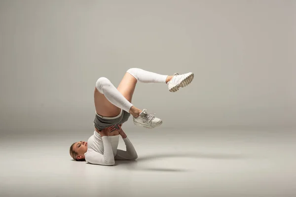 Jovem sexy menina em shorts twerking no chão no fundo branco — Fotografia de Stock