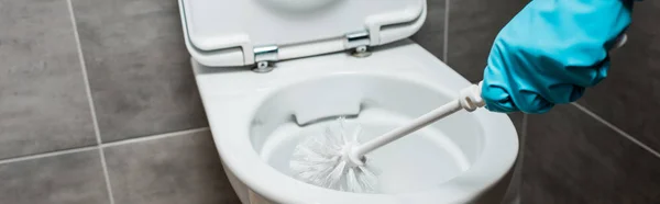 Ausgeschnittene Ansicht der Reinigungskeramik-Toilettenschüssel mit Klobürste in moderner Toilette mit grauer Fliese, Panoramaaufnahme — Stockfoto