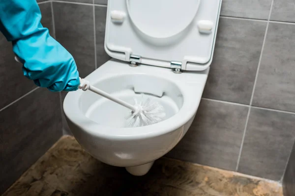 Abgeschnittene Ansicht der Reinigungskeramik-Toilettenschüssel mit Klobürste in der modernen Toilette mit grauer Fliese — Stockfoto