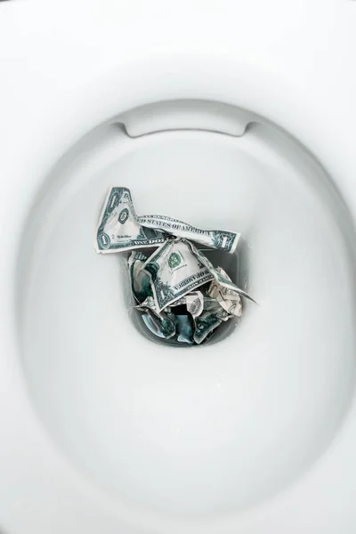 Vue du dessus des billets en dollars dans le bol des toilettes — Photo de stock