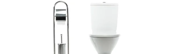 Cuvette de toilette en céramique propre près d'un support métallique avec papier toilette et brosse isolée sur fond blanc, panoramique — Photo de stock