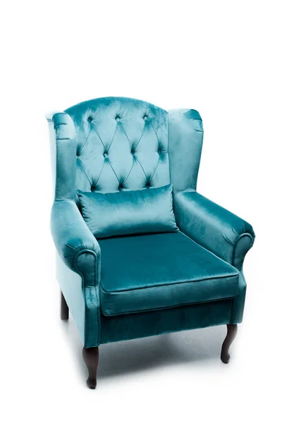 Елегантне велюрове синє крісло з подушкою на білому — стокове фото