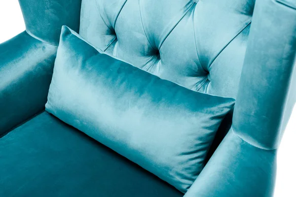 Vista de cerca de elegante sillón de terciopelo azul con almohada aislada en blanco - foto de stock