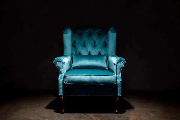 Elegante sillón de terciopelo azul aislado en negro - foto de stock