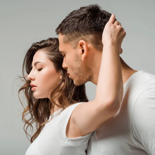 Bailarines en camisetas bailando bachata aislados en gris - foto de stock