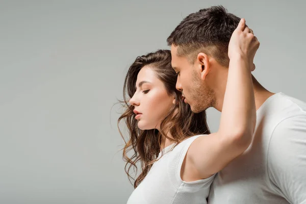 Danseurs en t-shirts dansant bachata isolé sur gris avec espace de copie — Photo de stock